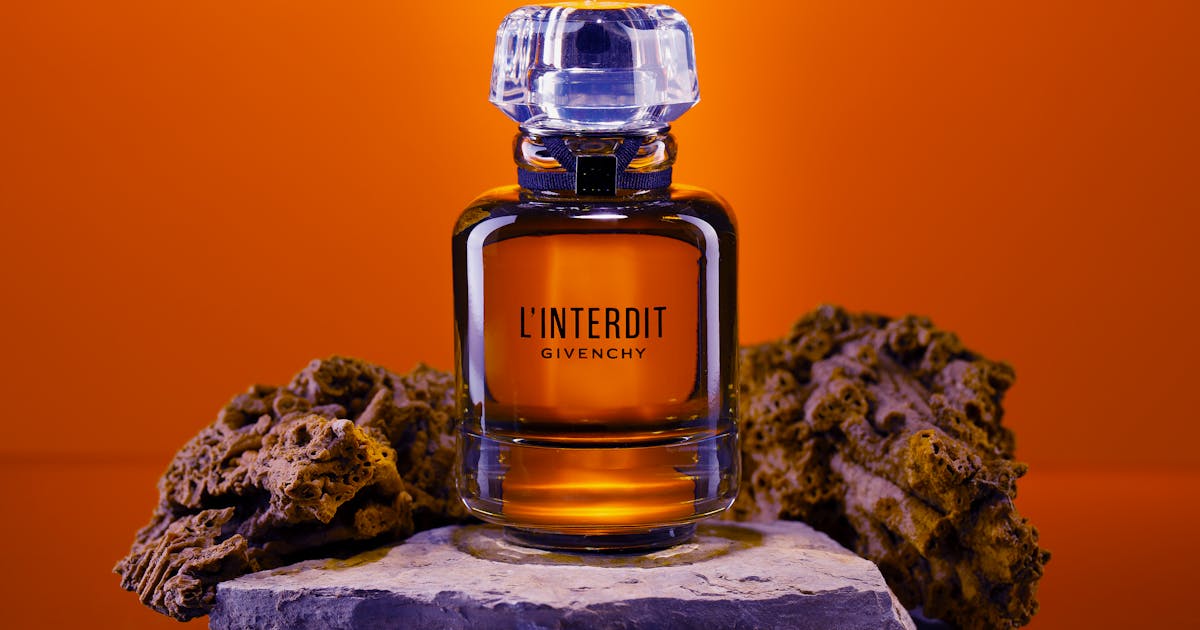 Flacon rouge intense de Givenchy L'Interdit Eau de Parfum Rouge sur fond sombre